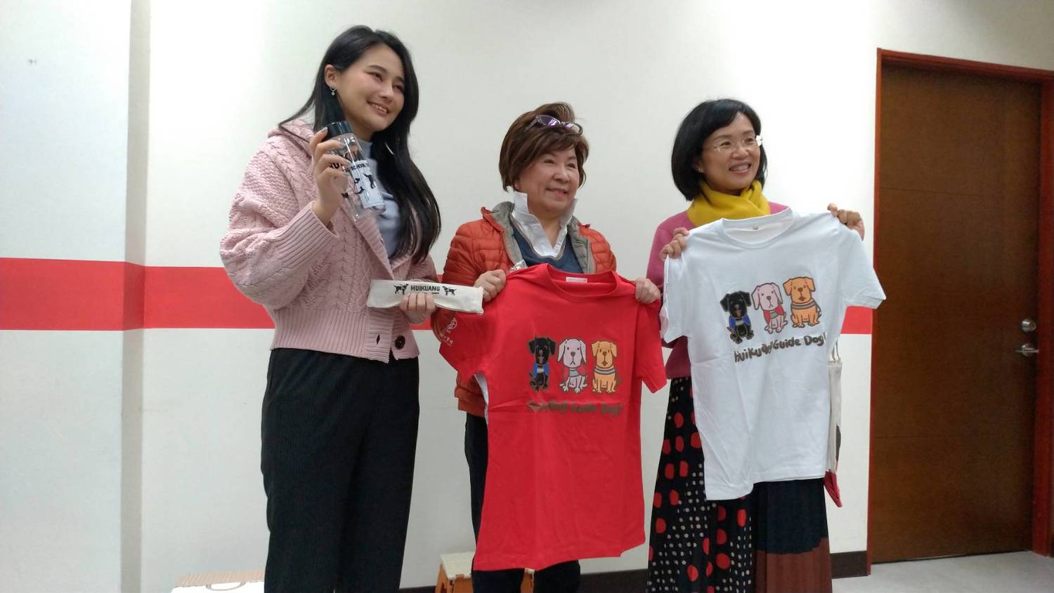 蘇巧慧、賴品妤與張育美呼籲民眾「斗內」義賣商品。 圖:陳佩君/攝 蘇巧慧、賴品妤與張育美呼籲民眾「斗內」義賣商品。 圖:陳佩君/攝