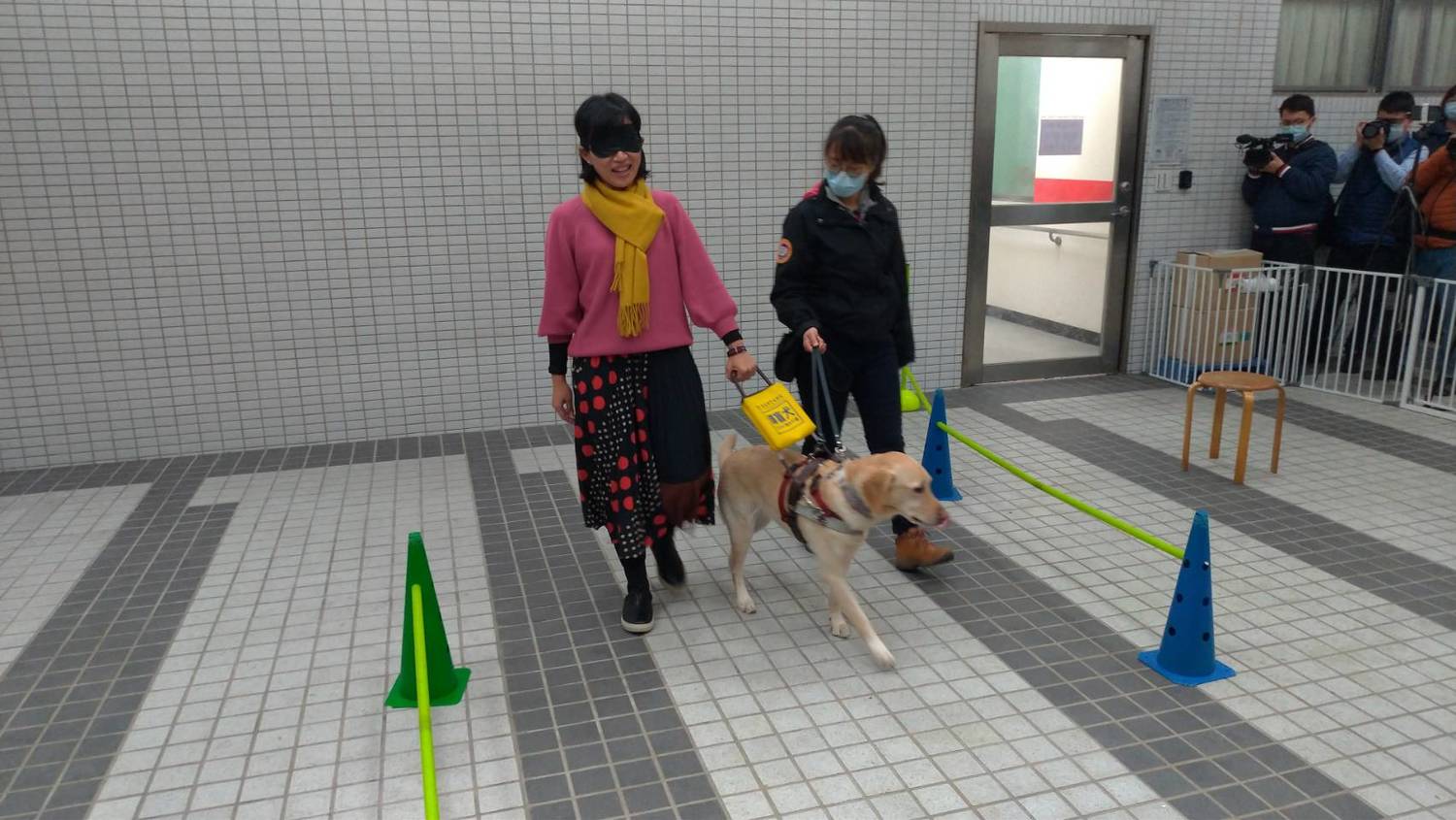 蘇巧慧體驗視障者讓導盲犬牽引。 圖:陳佩君/攝 蘇巧慧體驗視障者讓導盲犬牽引。 圖:陳佩君/攝