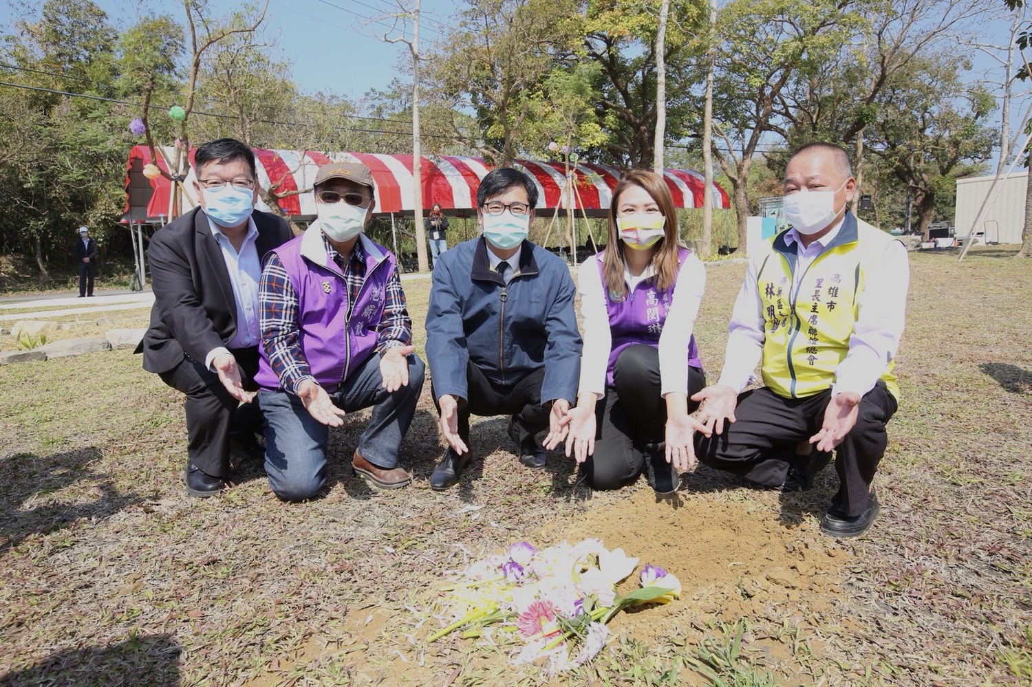陳其邁(中)實地走訪園區中的葬區。 圖:高雄市政府/提供 陳其邁(中)實地走訪園區中的葬區。 圖:高雄市政府/提供
