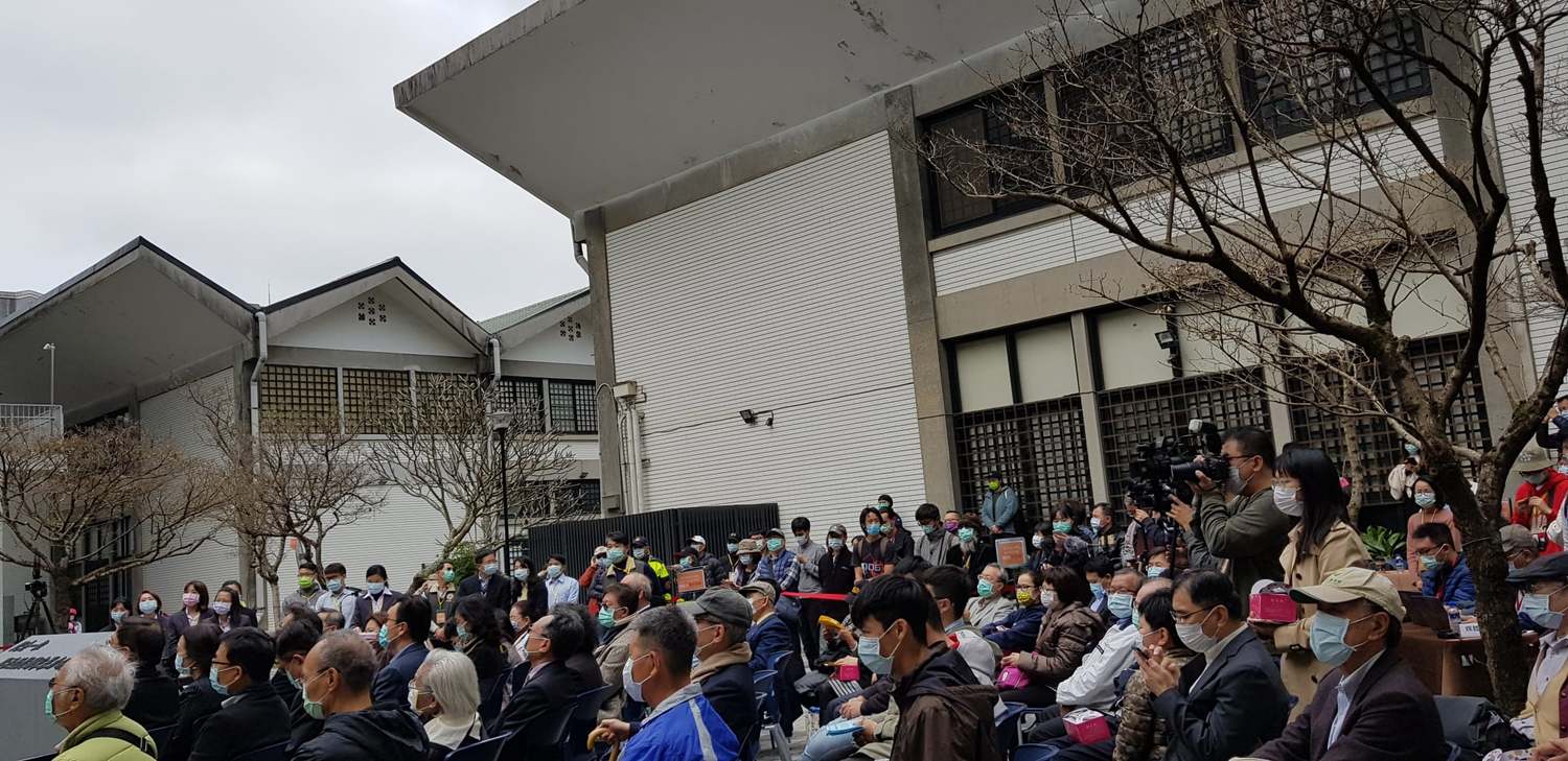周婉窈特別感謝「聞訊而來」的朋友們,來賓區不只臨時添加椅子,座位區外站滿一圈又一圈的人潮。 圖:翻攝周婉窈臉書 周婉窈特別感謝「聞訊而來」的朋友們,來賓區不只臨時添加椅子,座位區外站滿一圈又一圈的人潮。 圖:翻攝周婉窈臉書