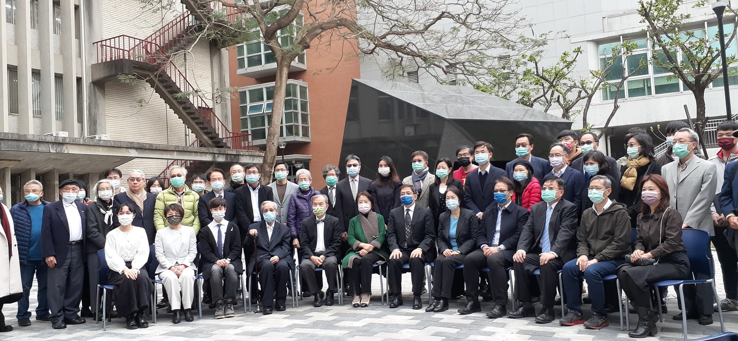 陳文成事件紀念廣場正式啟用,台大校長管中閔、陳文成博士紀念基金會董事長楊黃美幸、立委范雲、國史館館長陳儀深等人出席。 圖:陳文成基金會提供 陳文成事件紀念廣場正式啟用,台大校長管中閔、陳文成博士紀念基金會董事長楊黃美幸、立委范雲、國史館館長陳儀深等人出席。 圖:陳文成基金會提供