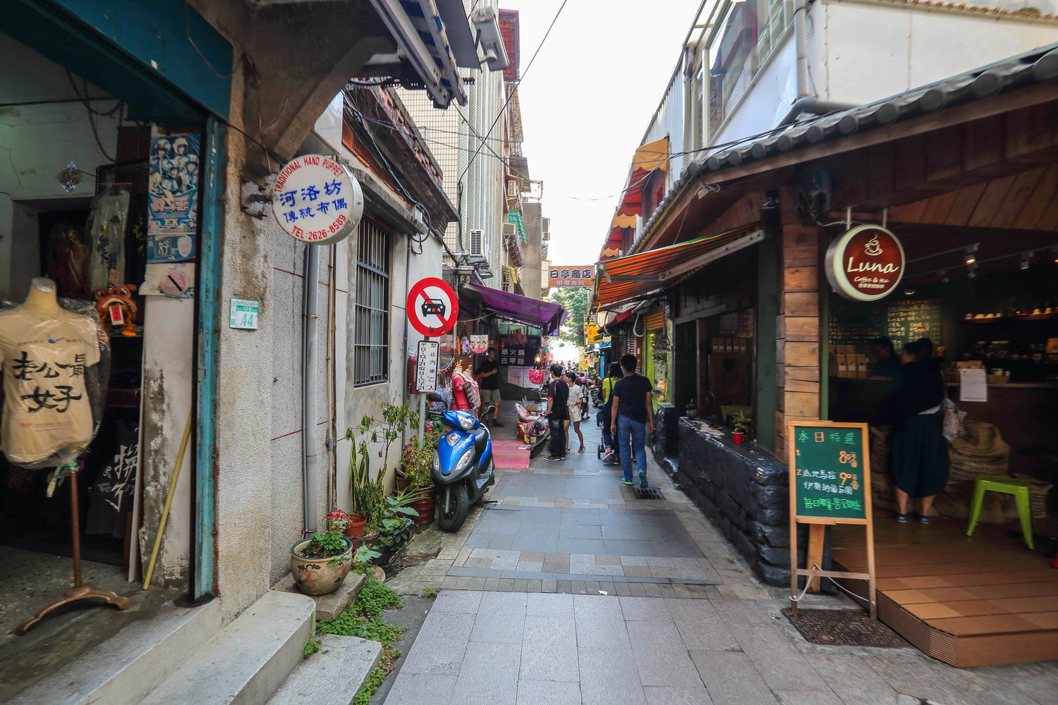 淡水老街有各式小吃美食,又可體驗當地人文風情。 圖:新北市觀光旅遊局提供 淡水老街有各式小吃美食,又可體驗當地人文風情。 圖:新北市觀光旅遊局提供