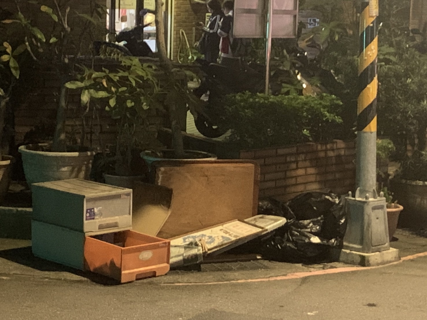 環保局必定追查隨意棄置廢棄物的源頭行為人,呼籲民眾切勿以身試法。 圖:新北市環保局提供 環保局必定追查隨意棄置廢棄物的源頭行為人,呼籲民眾切勿以身試法。 圖:新北市環保局提供