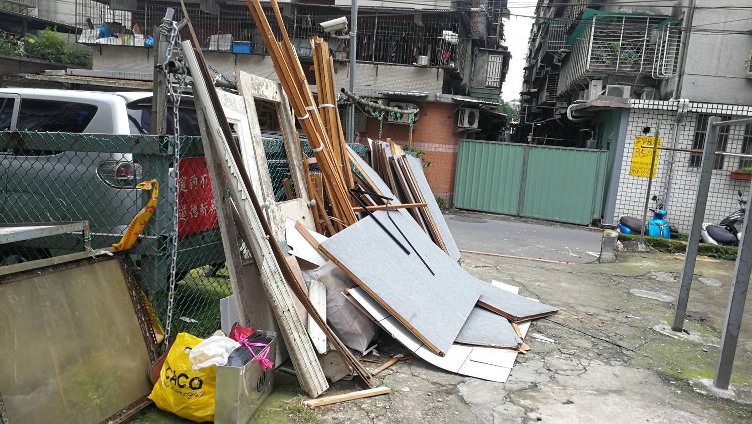 環保局提醒,年關將近,春節前大掃除如要丟棄廢棄家具,請務必向清潔隊電話完成預約登記,切勿隨意棄置。 圖:新北市環保局提供 環保局提醒,年關將近,春節前大掃除如要丟棄廢棄家具,請務必向清潔隊電話完成預約登記,切勿隨意棄置。 圖:新北市環保局提供