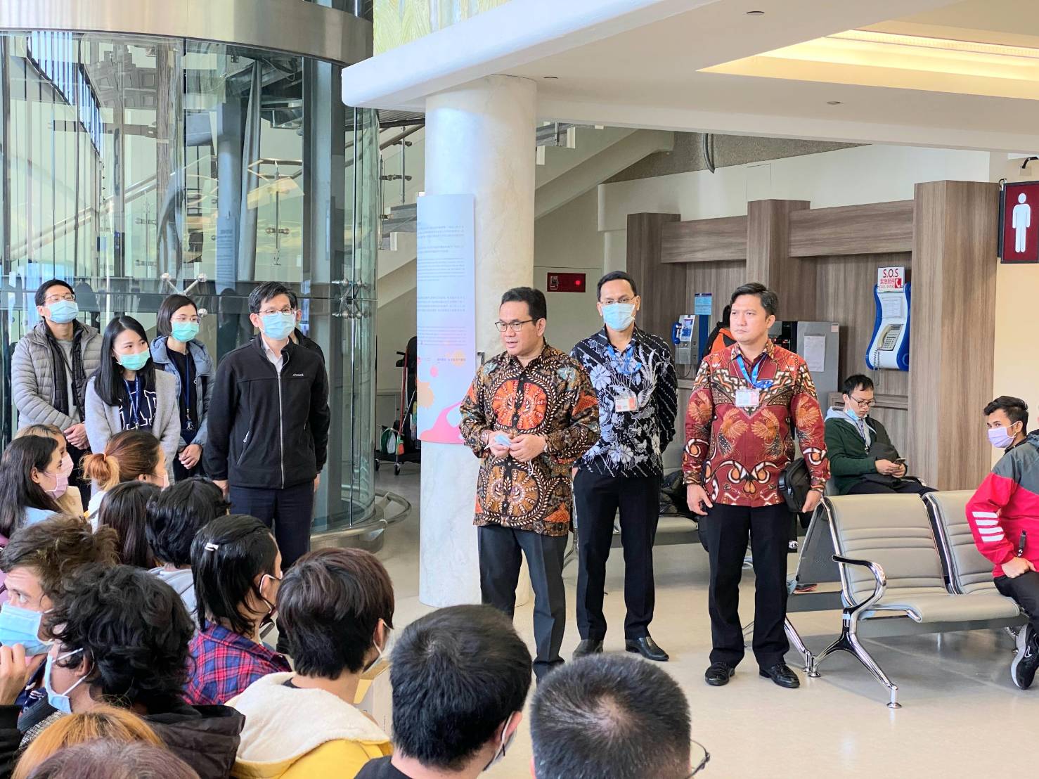 駐台北印尼經濟貿易代表處代表Budi Santoso 向返國僑民致意。 圖:移民署提供 駐台北印尼經濟貿易代表處代表Budi Santoso 向返國僑民致意。 圖:移民署提供
