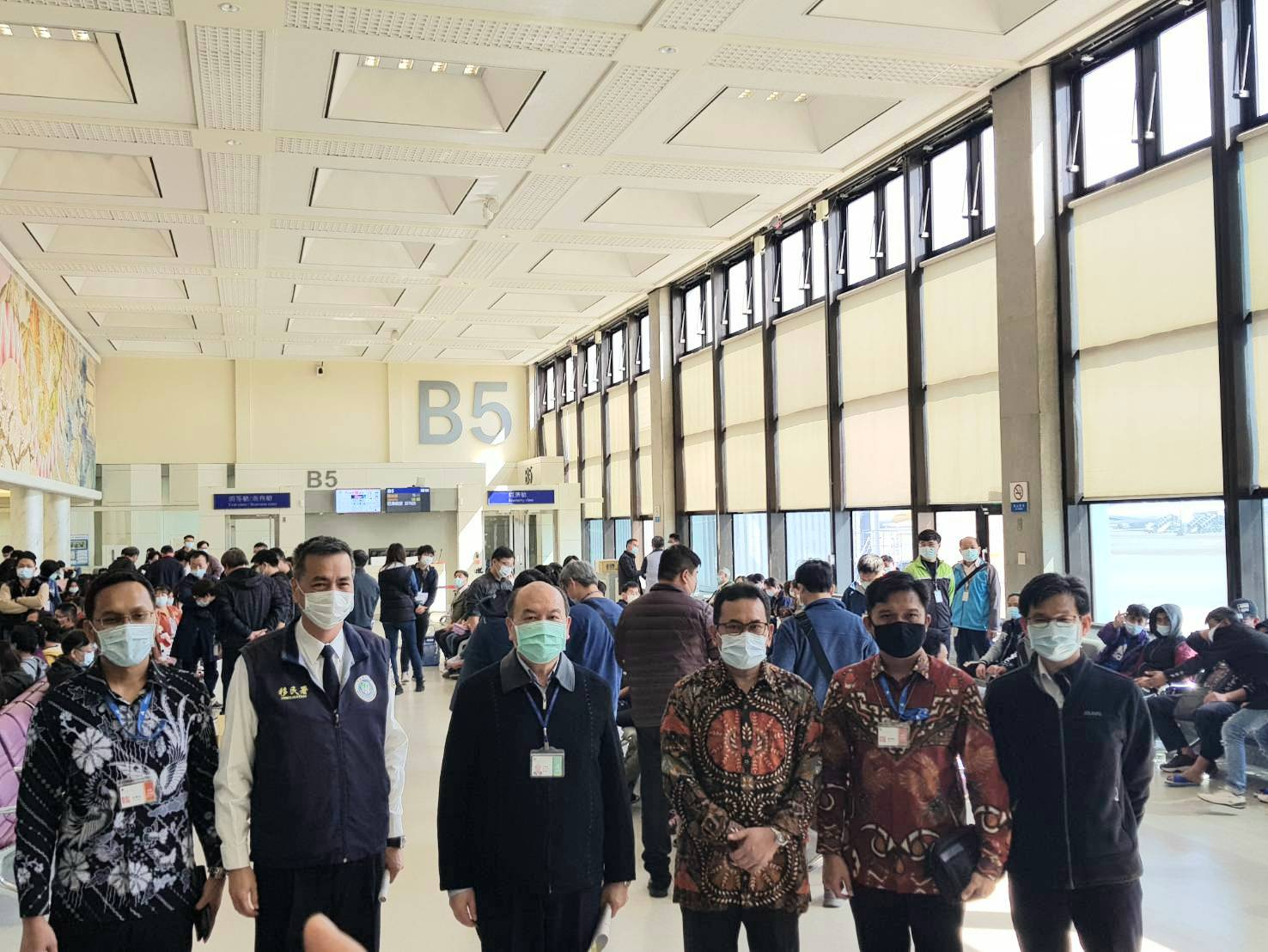 移民署林副署長興春(中)和駐台北印尼經濟貿易代表處代表Budi Santoso(右3)等人合影。 圖:移民署提供 移民署林副署長興春(中)和駐台北印尼經濟貿易代表處代表Budi Santoso(右3)等人合影。 圖:移民署提供
