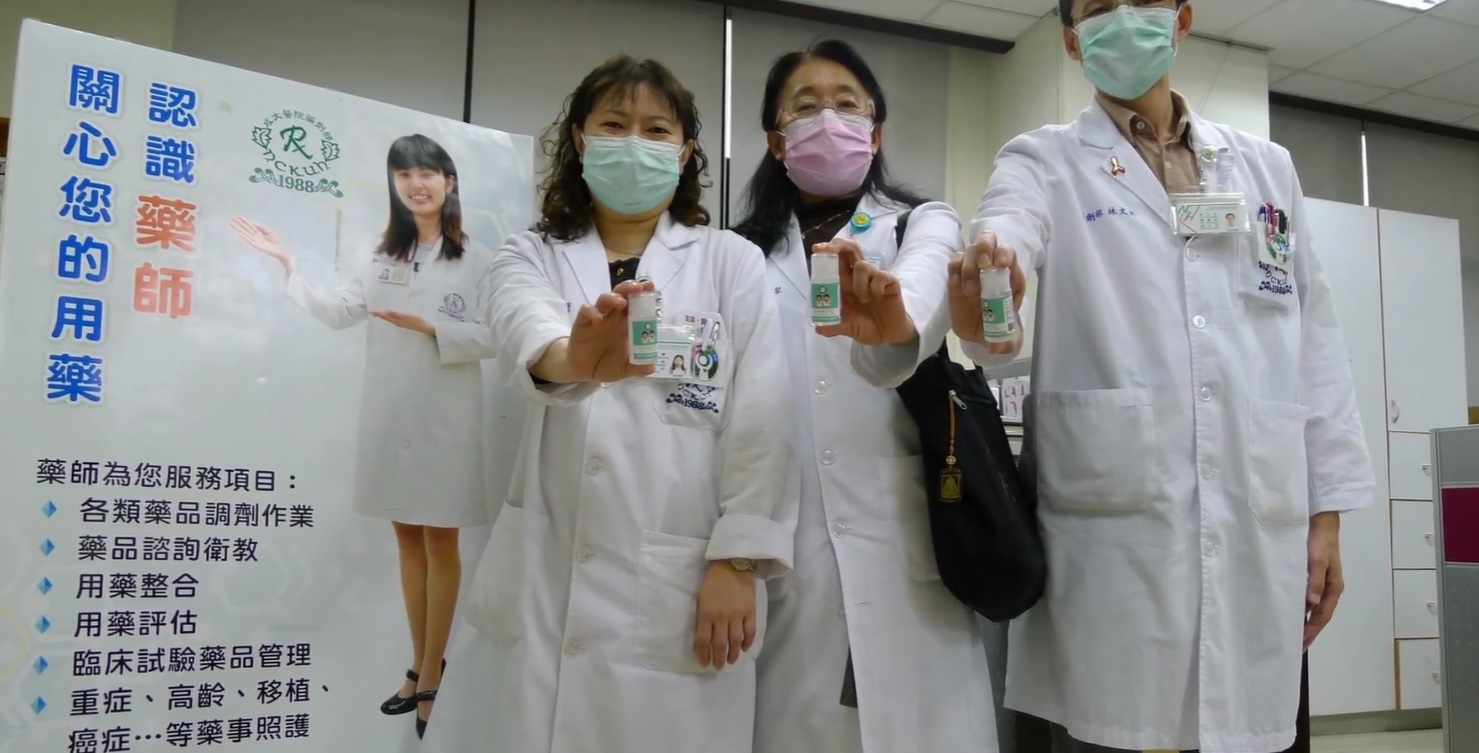 全聯會呼籲,疫情尚在、口罩實名制亦仍運作中,請全國民眾仍保持警覺,並給在一線奮鬥的醫事人員鼓勵與支持,一同挺過疫情、守住防線! 圖/藥師公會全聯會 全聯會呼籲,疫情尚在、口罩實名制亦仍運作中,請全國民眾仍保持警覺,並給在一線奮鬥的醫事人員鼓勵與支持,一同挺過疫情、守住防線! 圖/藥師公會全聯會