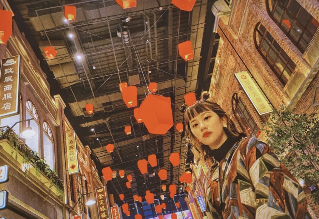 婁峻碩幫女友焦凡凡拍照。 圖:翻攝IG/焦凡凡 婁峻碩幫女友焦凡凡拍照。 圖:翻攝IG/焦凡凡