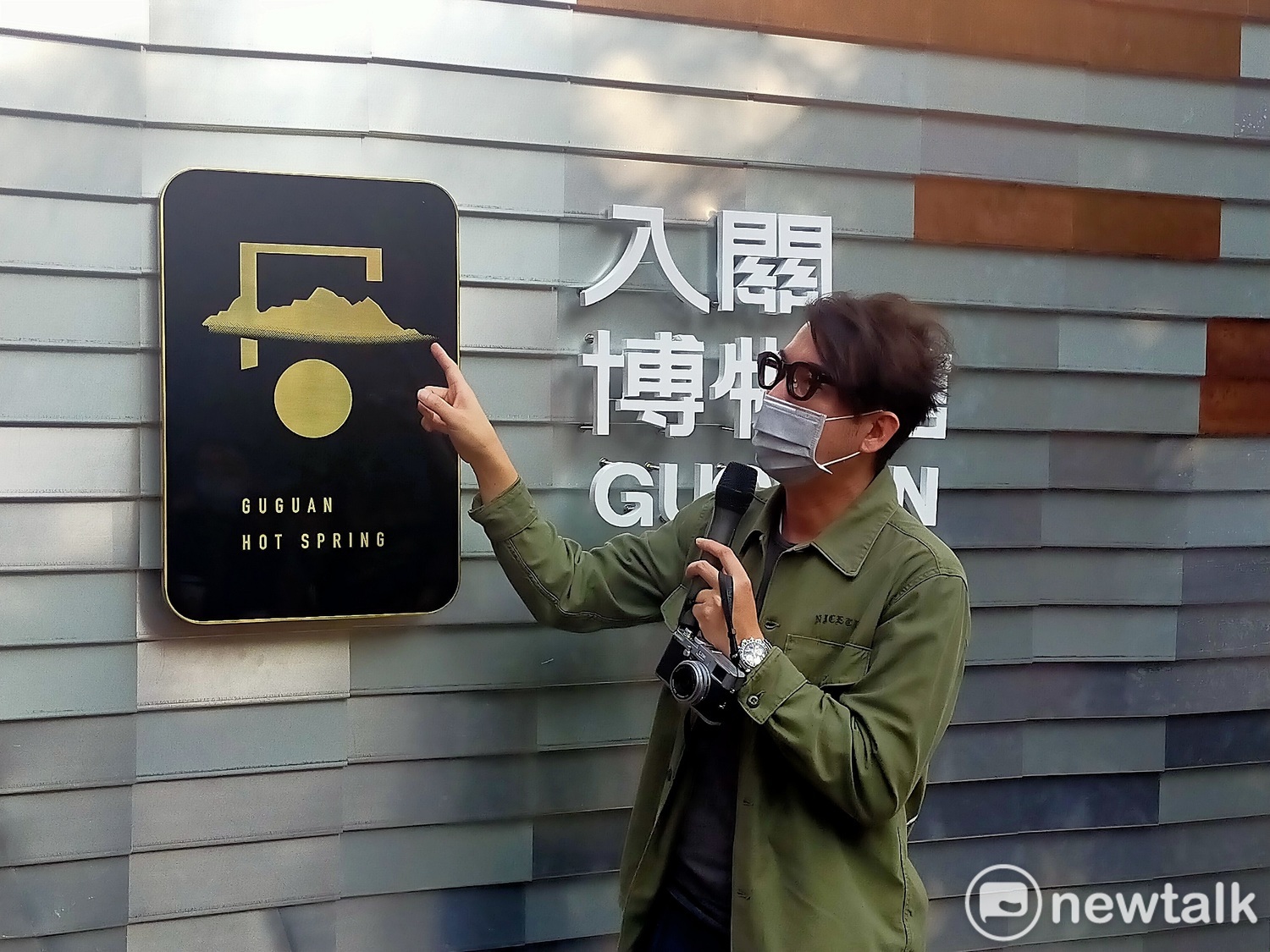 策展老師說明CI的設計概念。 唐復年/攝 策展老師說明CI的設計概念。 唐復年/攝