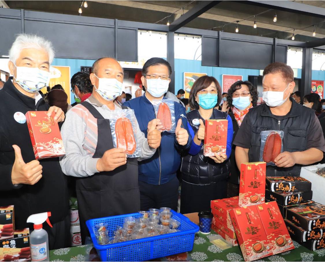 全台第一座省道休息站,今天(7日)開幕啟用,交通部長林佳龍特別出席剪綵,還化身一日農產推銷員。 圖:翻攝自林佳龍臉書 全台第一座省道休息站,今天(7日)開幕啟用,交通部長林佳龍特別出席剪綵,還化身一日農產推銷員。 圖:翻攝自林佳龍臉書