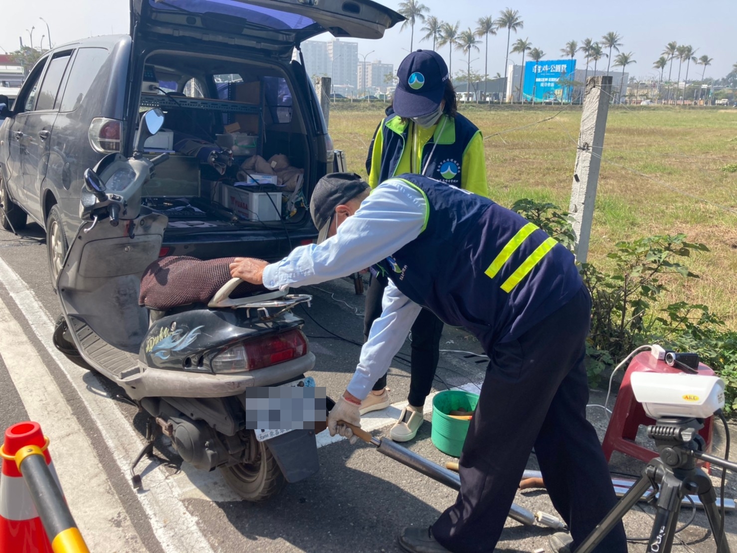 台南市環保局進行機車攔檢。 圖:環保署/提供 台南市環保局進行機車攔檢。 圖:環保署/提供