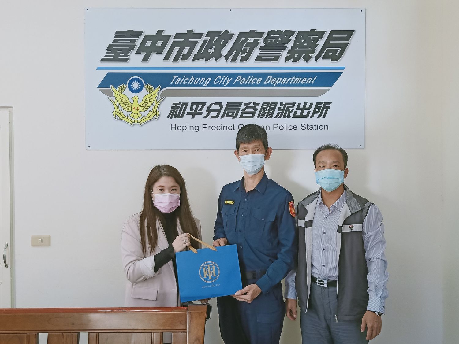 台中市觀旅局長林筱淇致贈禮品給谷關派出所員警以示慰勞。 圖:台中市觀旅局/提供 台中市觀旅局長林筱淇致贈禮品給谷關派出所員警以示慰勞。 圖:台中市觀旅局/提供