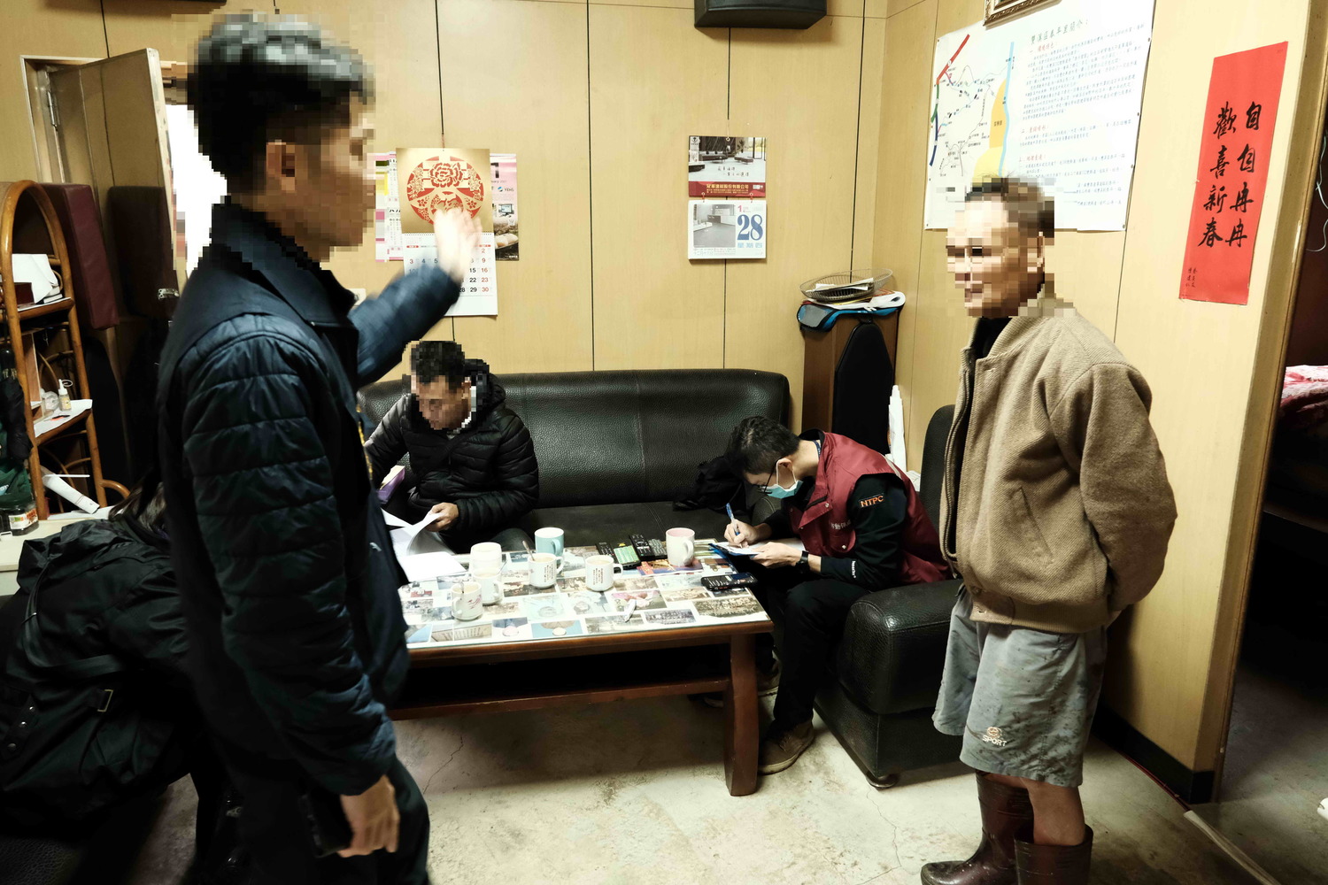 動保處人員、警察在現場稽查沈姓民眾(右)。 圖:新北市動保處提供 動保處人員、警察在現場稽查沈姓民眾(右)。 圖:新北市動保處提供