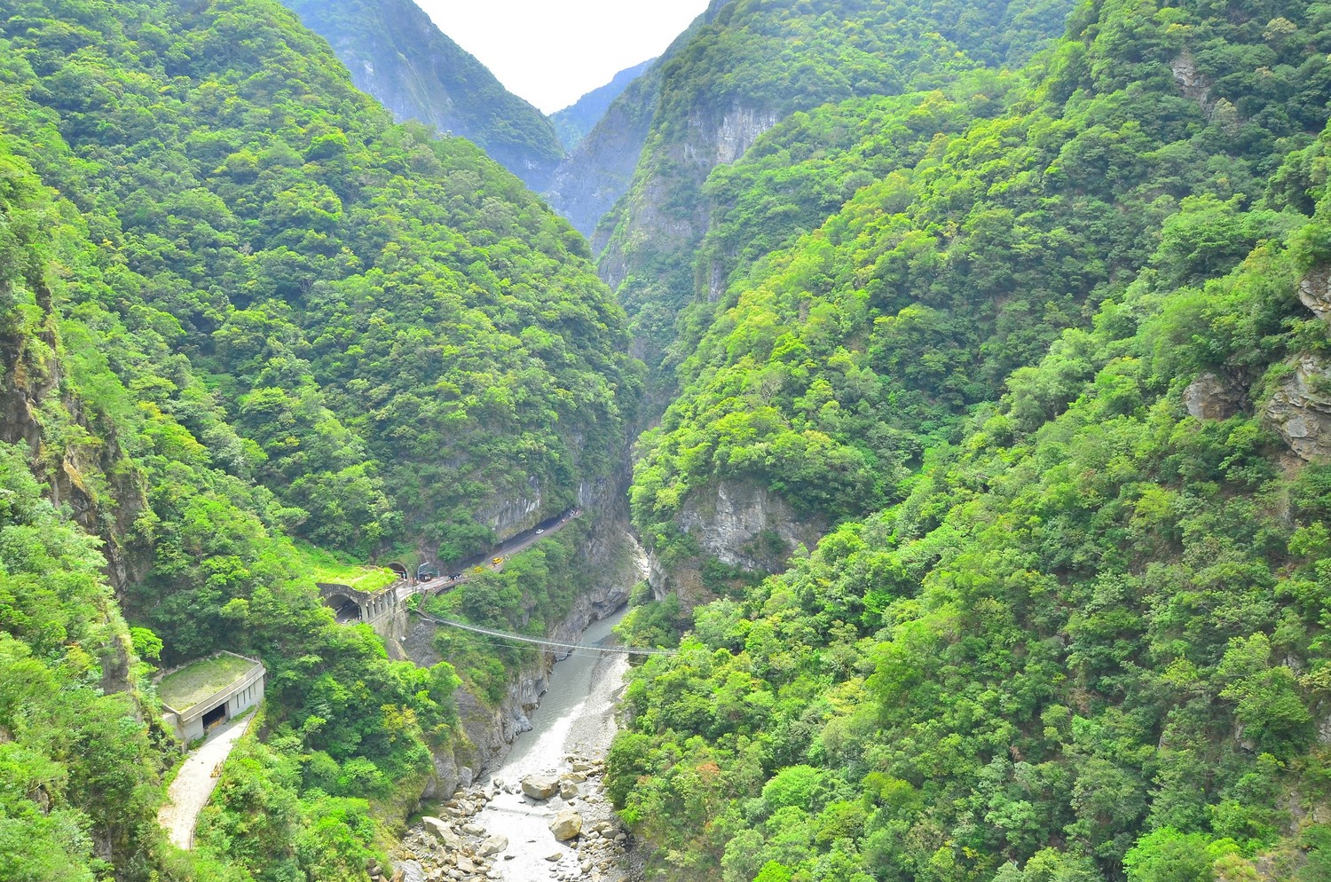 從山月吊橋俯瞰太魯閣立霧溪口峽谷。 圖:內政部提供 從山月吊橋俯瞰太魯閣立霧溪口峽谷。 圖:內政部提供