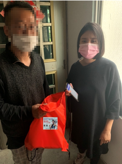 高雄市毒防局個管師親送暖心包、元氣包,春節關懷送暖。 圖:高雄市政府/提供 高雄市毒防局個管師親送暖心包、元氣包,春節關懷送暖。 圖:高雄市政府/提供