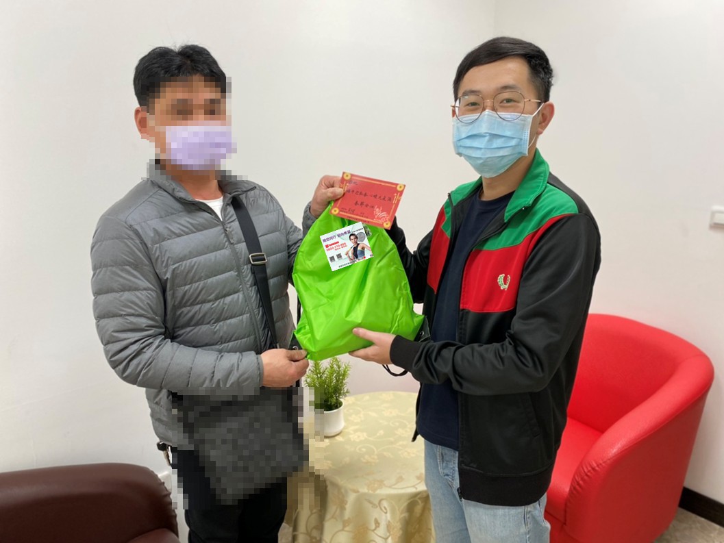 高雄市毒防局個管師親送暖心包、元氣包,春節關懷送暖。 圖:高雄市政府/提供 高雄市毒防局個管師親送暖心包、元氣包,春節關懷送暖。 圖:高雄市政府/提供