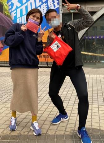 高雄市毒防局個管師親送暖心包、元氣包,春節關懷送暖。 圖:高雄市政府/提供 高雄市毒防局個管師親送暖心包、元氣包,春節關懷送暖。 圖:高雄市政府/提供