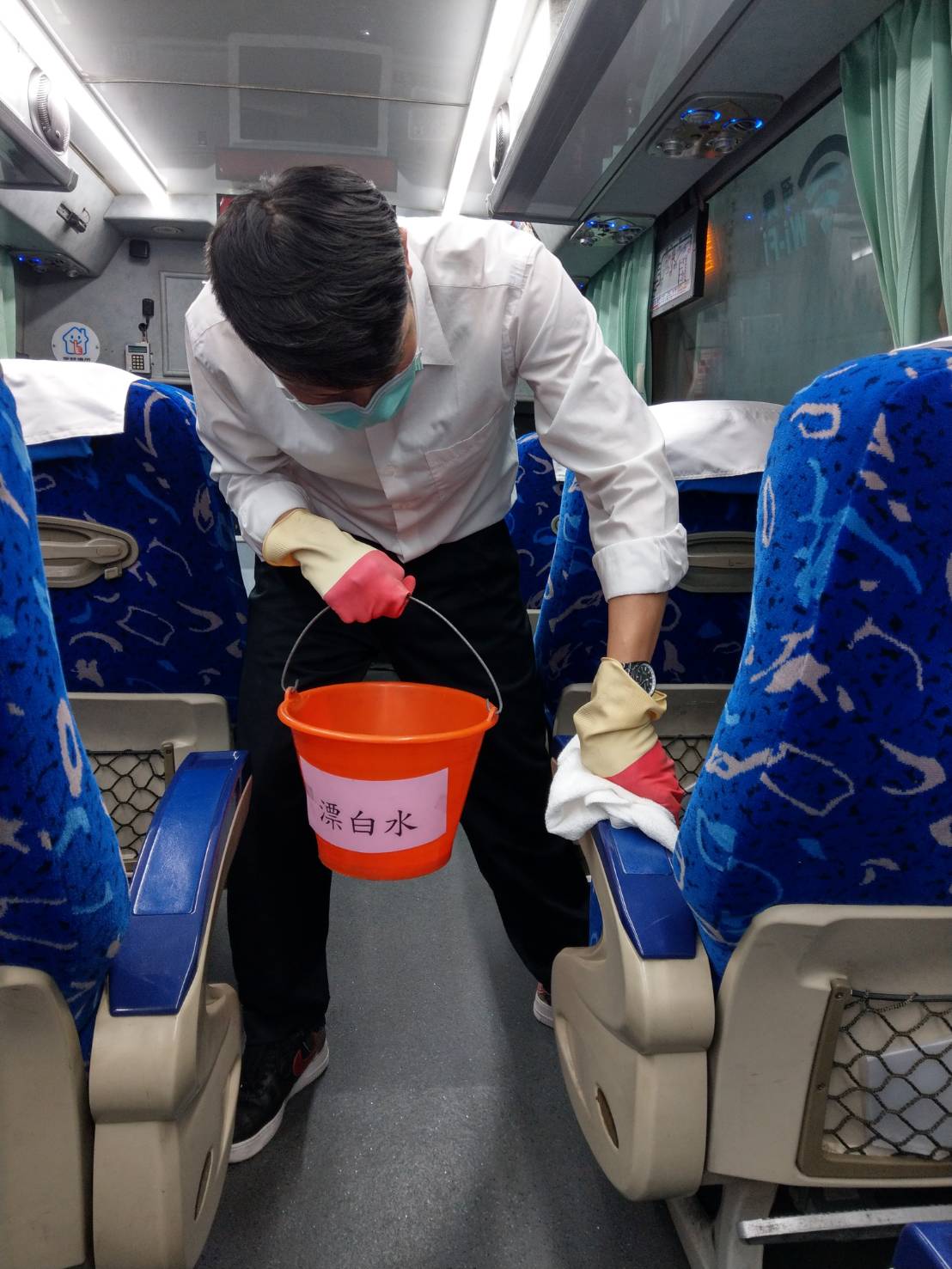 首都、臺北客運配合防疫,車廂都密集消毒。 圖:首都客運提供 首都、臺北客運配合防疫,車廂都密集消毒。 圖:首都客運提供