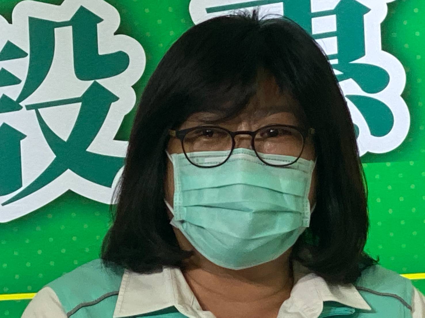 王美惠在就職滿一週年記者會上,淚灑會場,呼籲年輕人加入民進黨。 圖:嘉義記者公會/提供 王美惠在就職滿一週年記者會上,淚灑會場,呼籲年輕人加入民進黨。 圖:嘉義記者公會/提供