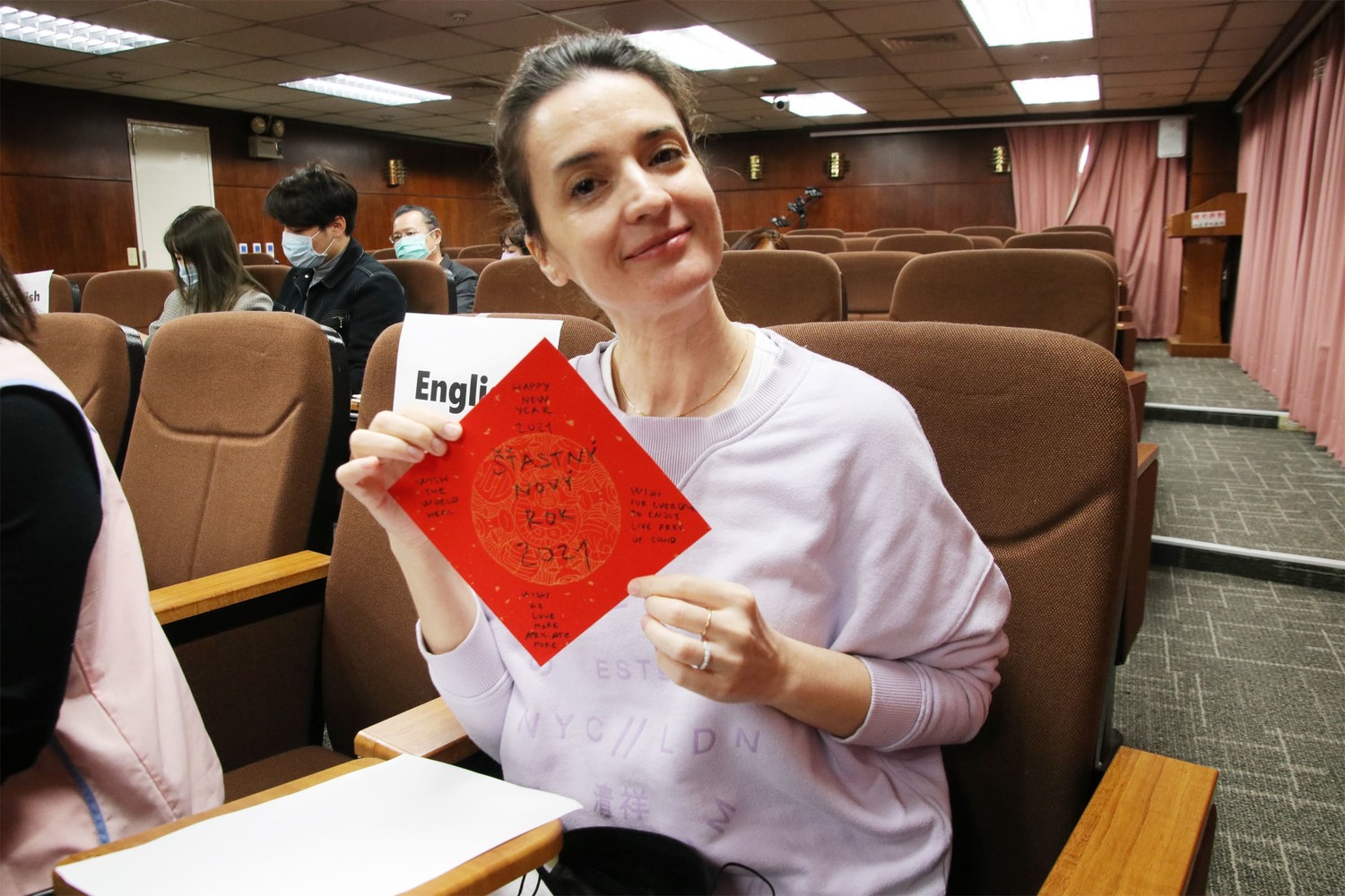 來自斯洛伐克的Liza分享以母語撰寫的「Happy new year」春聯。 圖:移民署北市服務站/提供 來自斯洛伐克的Liza分享以母語撰寫的「Happy new year」春聯。 圖:移民署北市服務站/提供