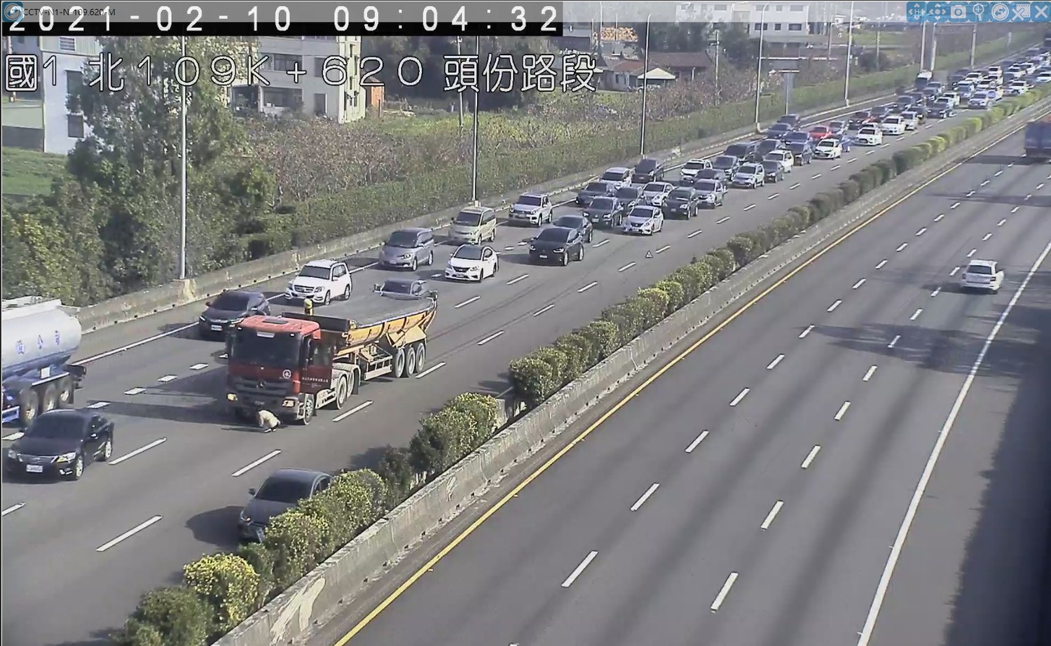 國1南下109.6K中內車道1大貨車及1小客車追撞事故,回堵4公里。 圖:高公局/提供 國1南下109.6K中內車道1大貨車及1小客車追撞事故,回堵4公里。 圖:高公局/提供
