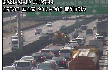 國1南下93.5K內側車道2小客車追撞事故,回堵4公里。 圖:高公局/提供 國1南下93.5K內側車道2小客車追撞事故,回堵4公里。 圖:高公局/提供
