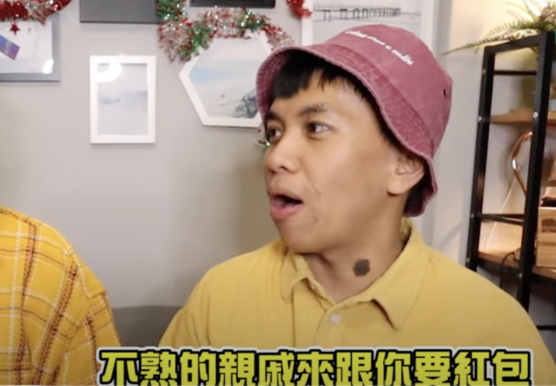 阿拉斯講述不熟親戚來要紅包。 圖:翻攝Youtube/布萊克薛薛 阿拉斯講述不熟親戚來要紅包。 圖:翻攝Youtube/布萊克薛薛