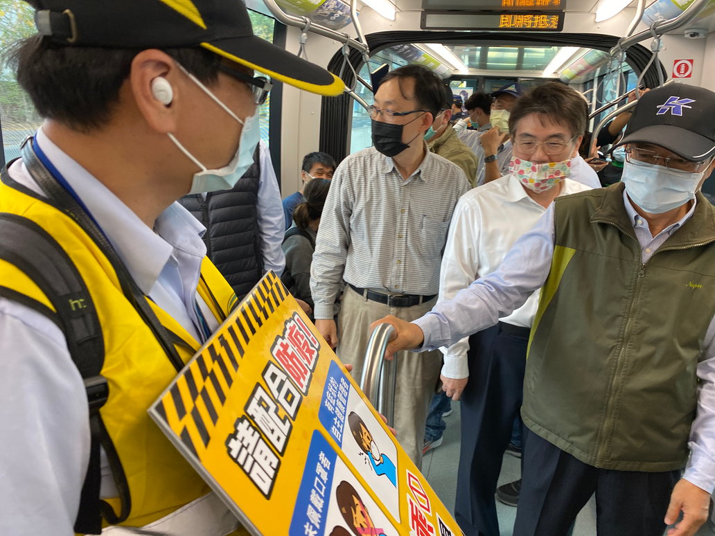 高雄輕軌加強春節防疫宣導。 圖:高雄市政府捷運工程局/提供 高雄輕軌加強春節防疫宣導。 圖:高雄市政府捷運工程局/提供