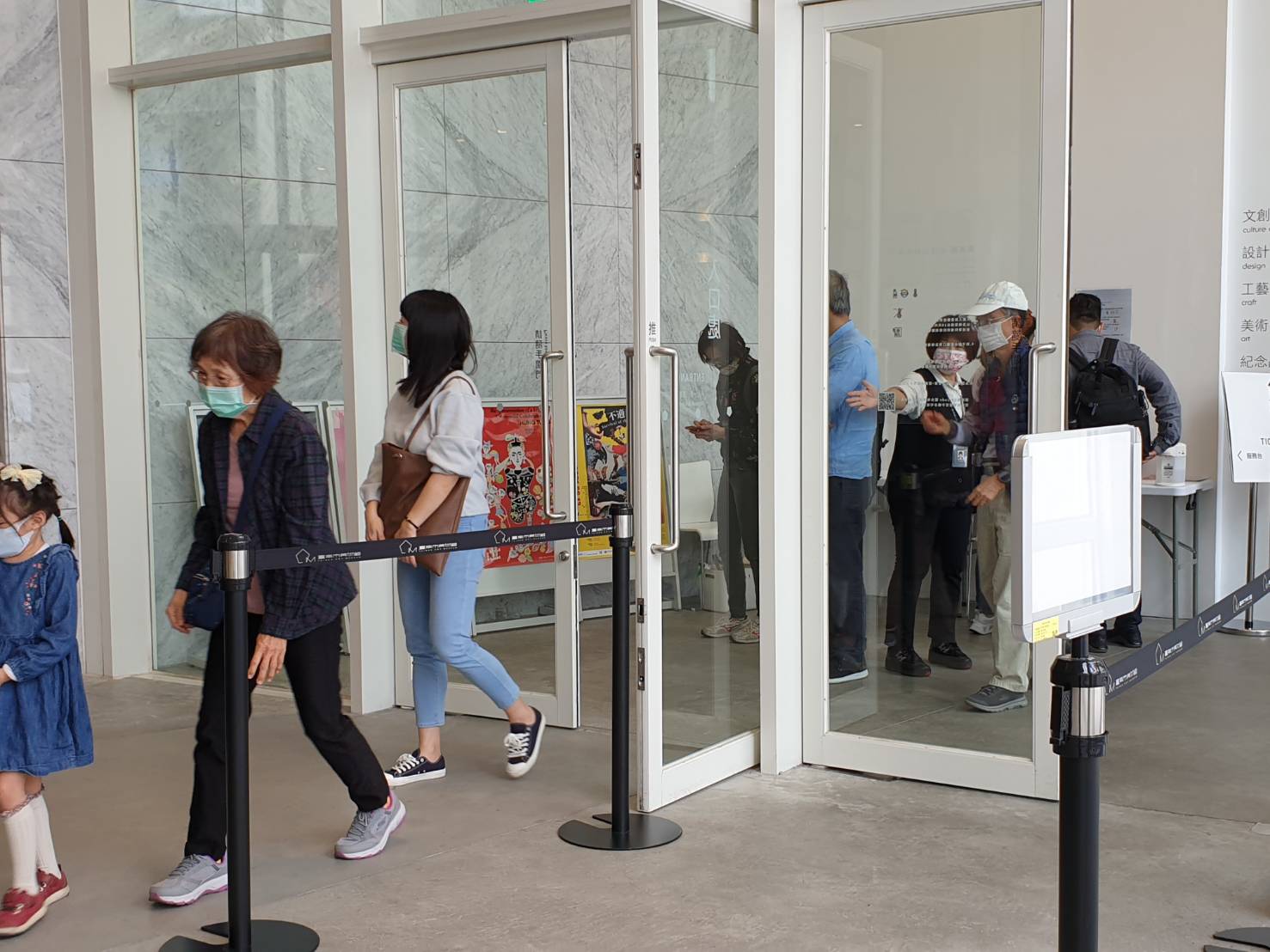 台南美術館量體溫加要求戴口罩全面防疫把關。 圖:南市觀旅局/提供 台南美術館量體溫加要求戴口罩全面防疫把關。 圖:南市觀旅局/提供