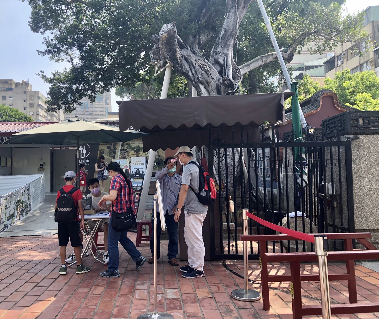 赤崁樓加強防疫措施進出均需量測體溫。 圖:南市觀旅局/提供 赤崁樓加強防疫措施進出均需量測體溫。 圖:南市觀旅局/提供
