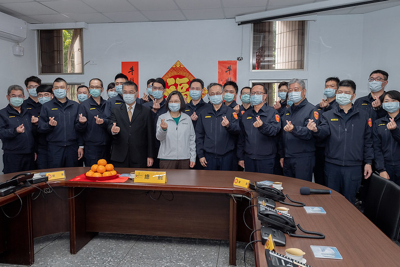 總統蔡英文今日上午前往北市中正第一分局及中正第二分局慰勉辛苦執勤的警察同仁。 圖:總統府/提供 總統蔡英文今日上午前往北市中正第一分局及中正第二分局慰勉辛苦執勤的警察同仁。 圖:總統府/提供