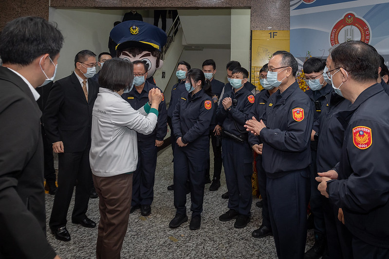 蔡英文坦言,因為疫情的關係,警察同仁特別忙碌,除了緝毒、犯罪偵查等任務,還要支援疫情指揮中心處理防疫及疫調工作,在各國眼中,台灣是一個成功的防疫典範,而警察同仁扮演關鍵性的角色。 圖:總統府/提供 蔡英文坦言,因為疫情的關係,警察同仁特別忙碌,除了緝毒、犯罪偵查等任務,還要支援疫情指揮中心處理防疫及疫調工作,在各國眼中,台灣是一個成功的防疫典範,而警察同仁扮演關鍵性的角色。 圖:總統府/提供