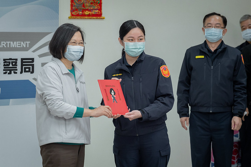 蔡英文表示,政府將持續強化對警員的安全防護及福利措施,做人民保母最好的後盾。 圖:總統府/提供 蔡英文表示,政府將持續強化對警員的安全防護及福利措施,做人民保母最好的後盾。 圖:總統府/提供
