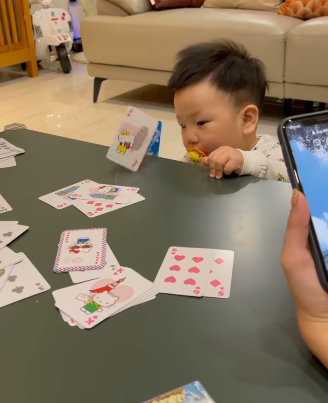 蔡波能半夜玩牌。 圖:翻攝IG/蔡波能 蔡波能半夜玩牌。 圖:翻攝IG/蔡波能