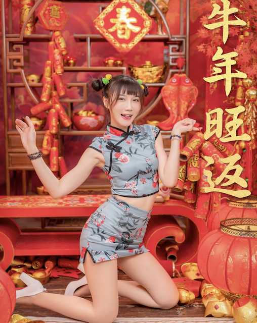 紀馨喬藍色露肚旗袍。 圖:翻攝IG/紀馨喬 紀馨喬藍色露肚旗袍。 圖:翻攝IG/紀馨喬