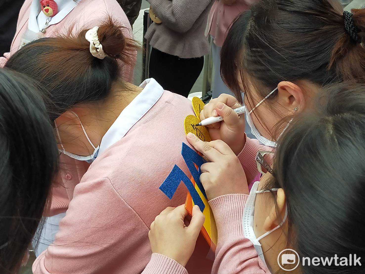 部桃重啟營運,護理人員製作加油手牌彼此打氣。 圖:林昀真/攝 部桃重啟營運,護理人員製作加油手牌彼此打氣。 圖:林昀真/攝