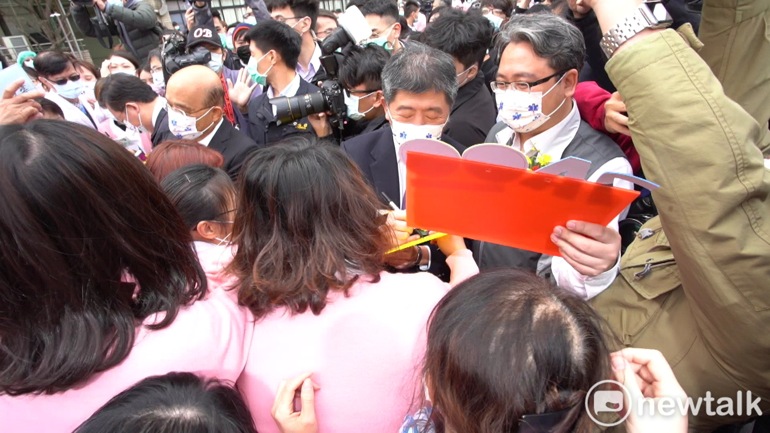 部桃醫護人員拿出自己的工作證或健保卡要請衛福部長陳時中簽名。 圖:林昀真/攝 部桃醫護人員拿出自己的工作證或健保卡要請衛福部長陳時中簽名。 圖:林昀真/攝