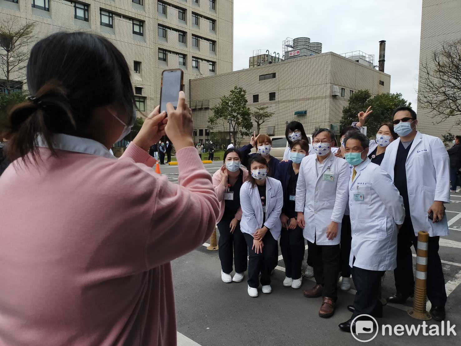 各科部的醫師、護理師或行政人員在場邊拿著手機合影,紀念今天的重啟活動。 圖:林昀真/攝 各科部的醫師、護理師或行政人員在場邊拿著手機合影,紀念今天的重啟活動。 圖:林昀真/攝