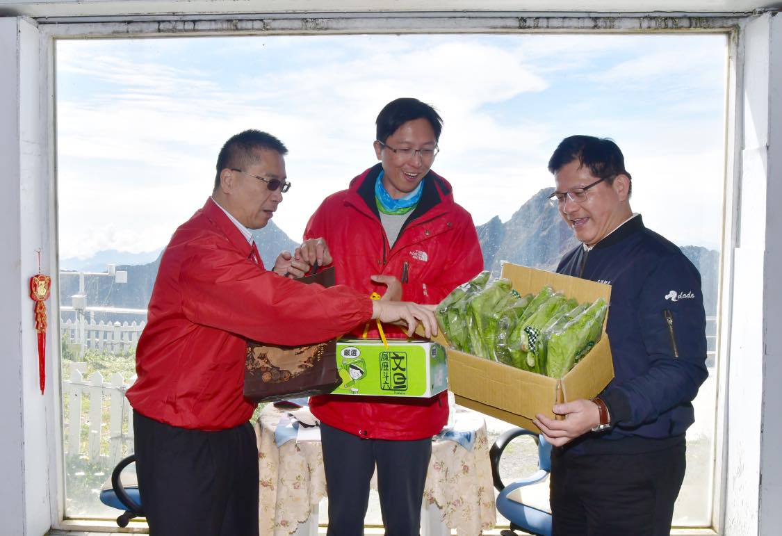 林佳龍和內政部長徐國勇2019年曾一同帶物資上山,並在窗前留下合影。 圖:翻攝自林佳龍臉書 林佳龍和內政部長徐國勇2019年曾一同帶物資上山,並在窗前留下合影。 圖:翻攝自林佳龍臉書