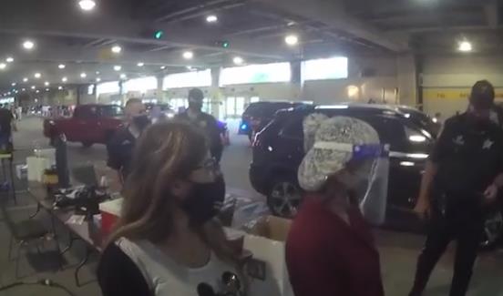 美國新冠肺炎疫苗雖已開始接種,但由於產量不足,因此醫護人員、高齡者及重症者等高風險族群優先施打。 圖:翻攝自環球網 美國新冠肺炎疫苗雖已開始接種,但由於產量不足,因此醫護人員、高齡者及重症者等高風險族群優先施打。 圖:翻攝自環球網