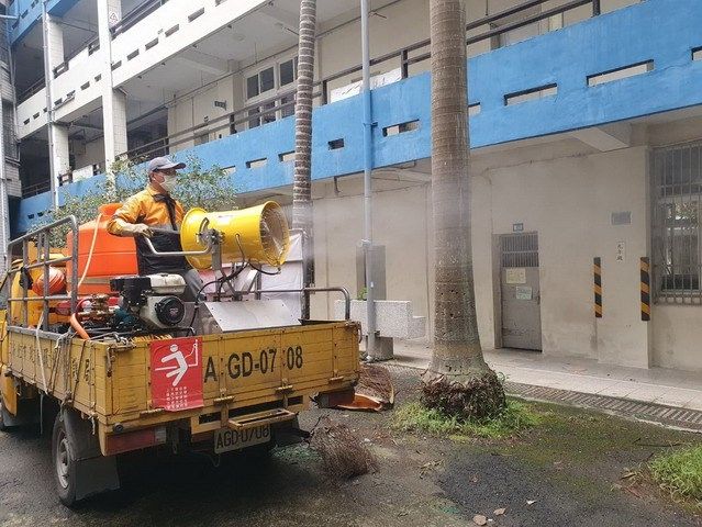 針對校園周邊環境加強消毒,全力做好防疫工作,讓學童安心也讓家長放心。 圖:新北市環保局提供 針對校園周邊環境加強消毒,全力做好防疫工作,讓學童安心也讓家長放心。 圖:新北市環保局提供