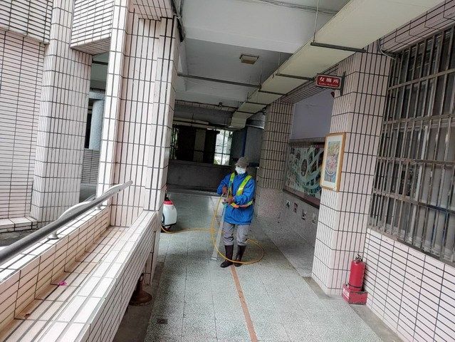 新北市防疫消毒大隊全體總動員,在開學日前完成消毒。 圖:新北市環保局提供 新北市防疫消毒大隊全體總動員,在開學日前完成消毒。 圖:新北市環保局提供