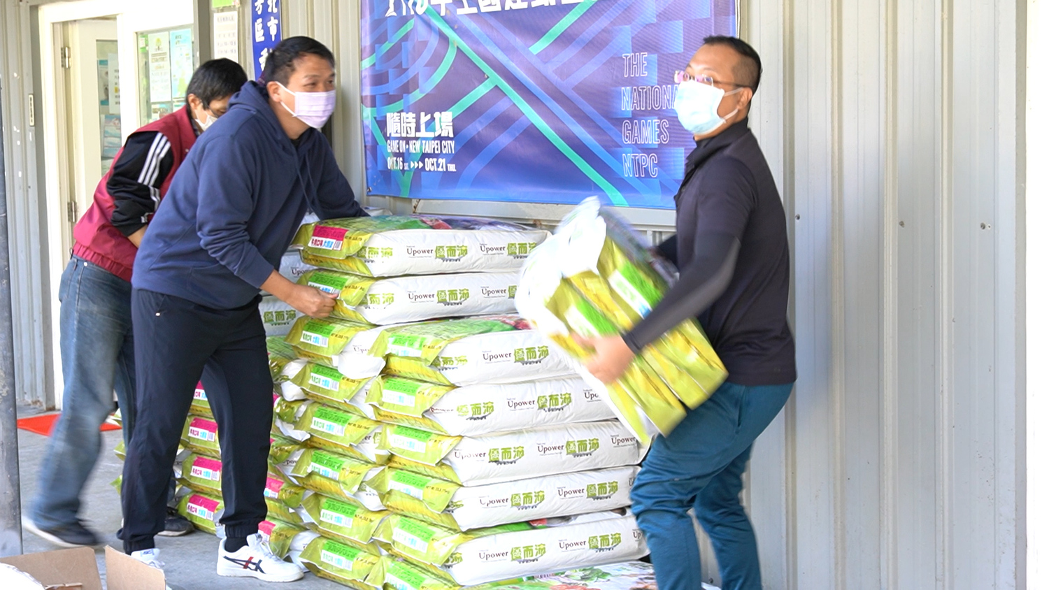 「大漁丸愛心專班」釣友們買了2萬2000犬貓飼料,捐給瑞芳動物之家。 圖:新北市動保處提供 「大漁丸愛心專班」釣友們買了2萬2000犬貓飼料,捐給瑞芳動物之家。 圖:新北市動保處提供