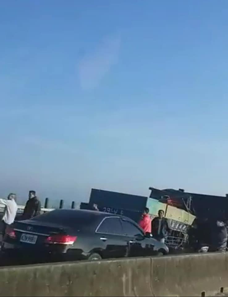 西濱快雲嘉交界發生14車連環撞車禍。 圖/臉書"東石之美"社團 西濱快雲嘉交界發生14車連環撞車禍。 圖/臉書"東石之美"社團
