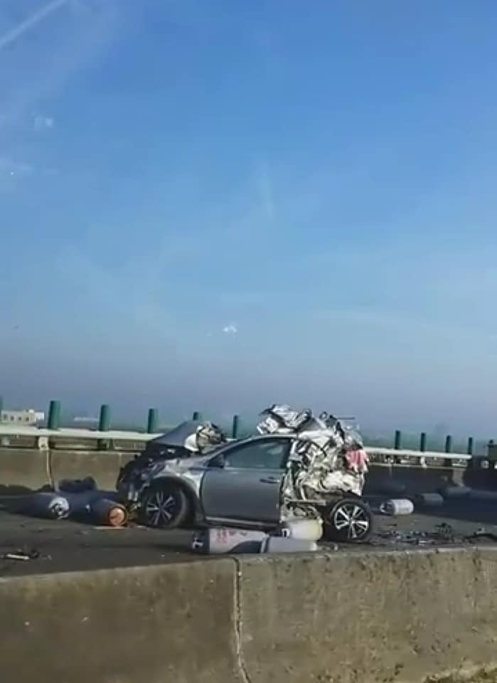 西濱快雲嘉交界發生14車連環撞車禍。 圖/臉書"東石之美"社團 西濱快雲嘉交界發生14車連環撞車禍。 圖/臉書"東石之美"社團