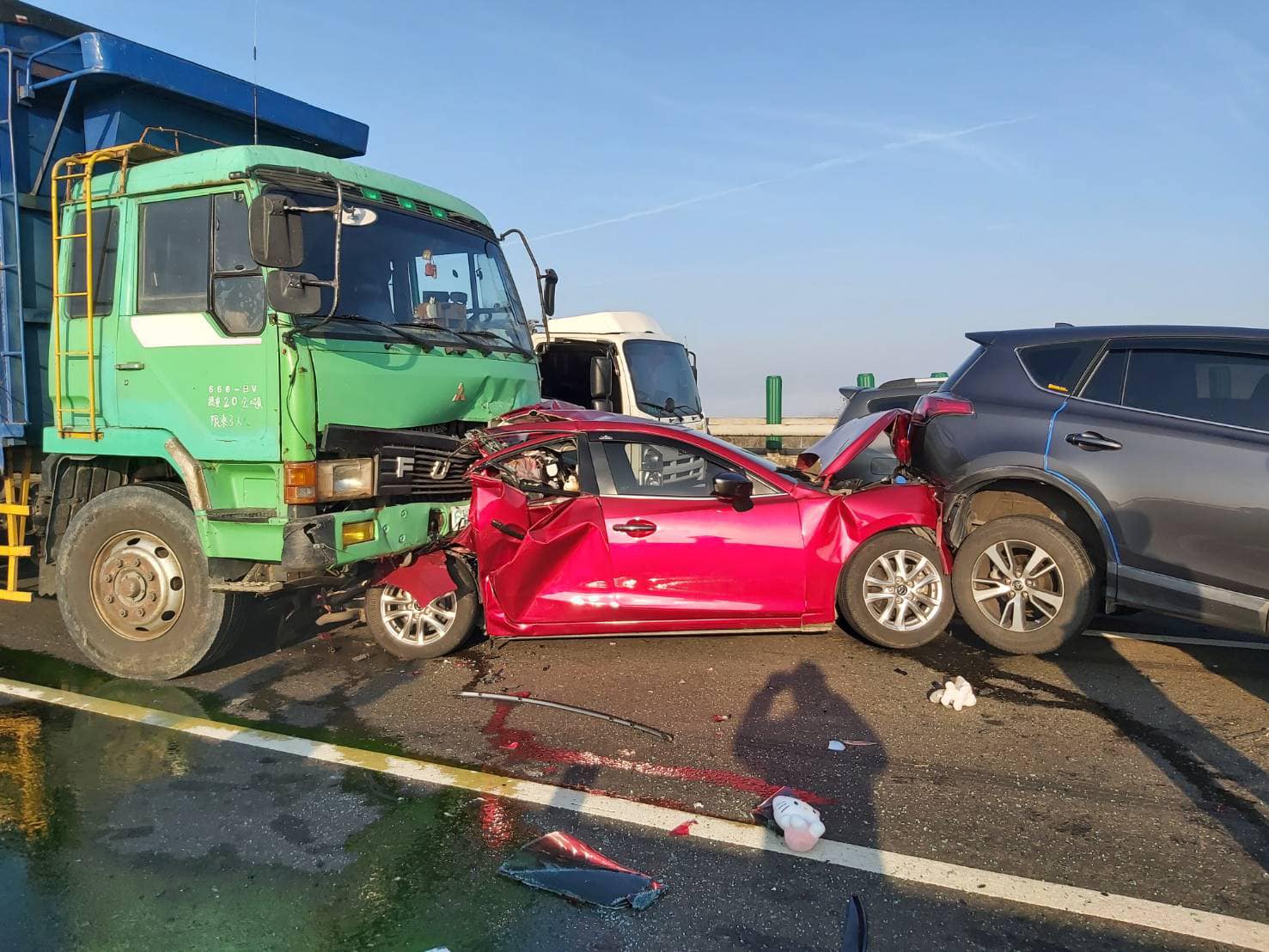 大小車連環撞導致多台車輛嚴重變形毀損。 圖:翻攝自西濱公路(西濱快速道路) 路況回報.追焦團.攝影作品.秘境分享 臉書社團 大小車連環撞導致多台車輛嚴重變形毀損。 圖:翻攝自西濱公路(西濱快速道路) 路況回報.追焦團.攝影作品.秘境分享 臉書社團