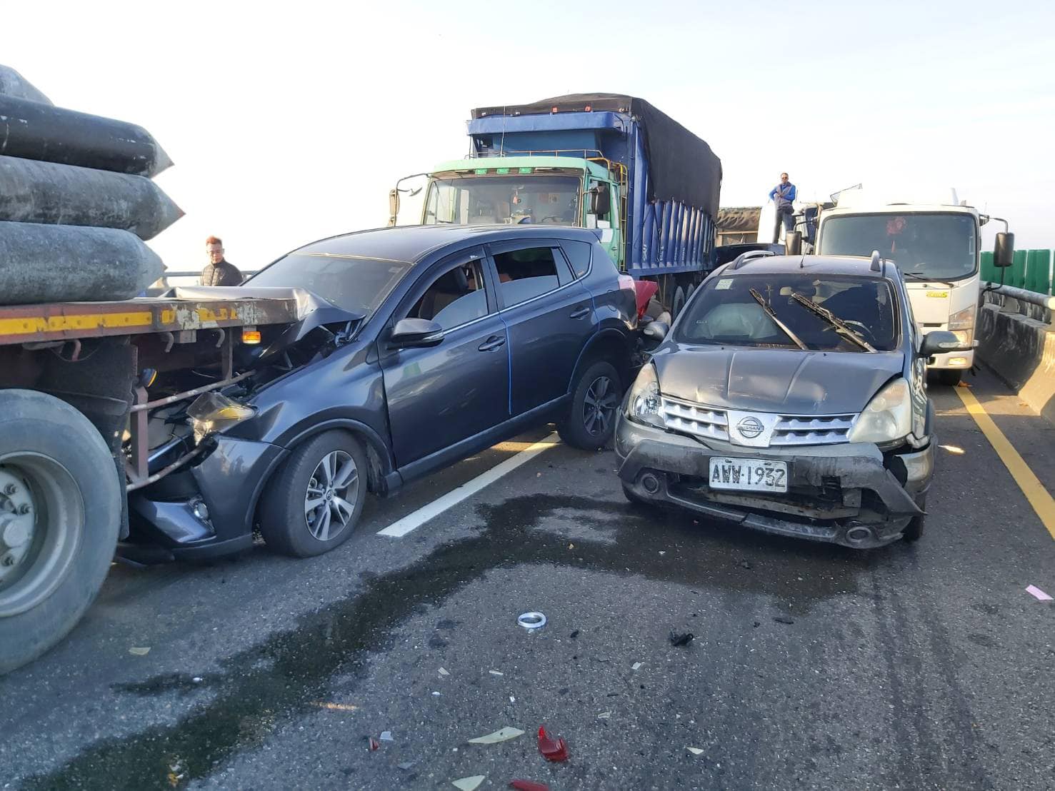大小車連環撞導致多台車輛嚴重變形毀損。 圖:翻攝自西濱公路(西濱快速道路) 路況回報.追焦團.攝影作品.秘境分享 臉書社團 大小車連環撞導致多台車輛嚴重變形毀損。 圖:翻攝自西濱公路(西濱快速道路) 路況回報.追焦團.攝影作品.秘境分享 臉書社團
