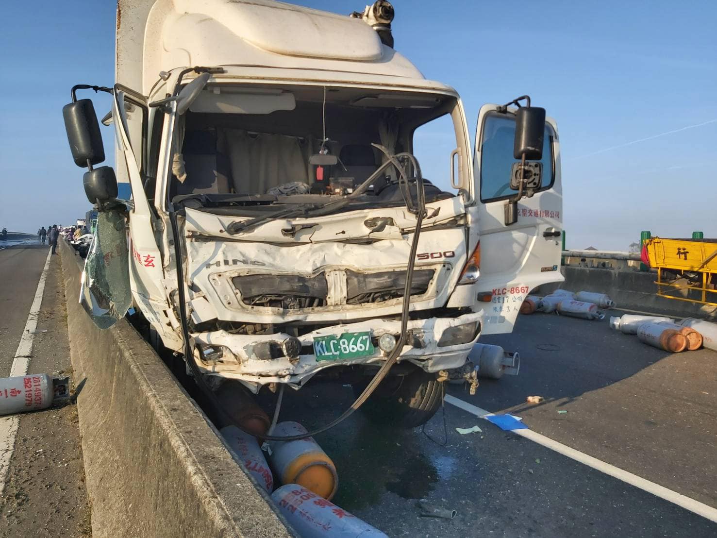 大小車連環撞導致多台車輛嚴重變形毀損。 圖:翻攝自西濱公路(西濱快速道路) 路況回報.追焦團.攝影作品.秘境分享 臉書社團 大小車連環撞導致多台車輛嚴重變形毀損。 圖:翻攝自西濱公路(西濱快速道路) 路況回報.追焦團.攝影作品.秘境分享 臉書社團