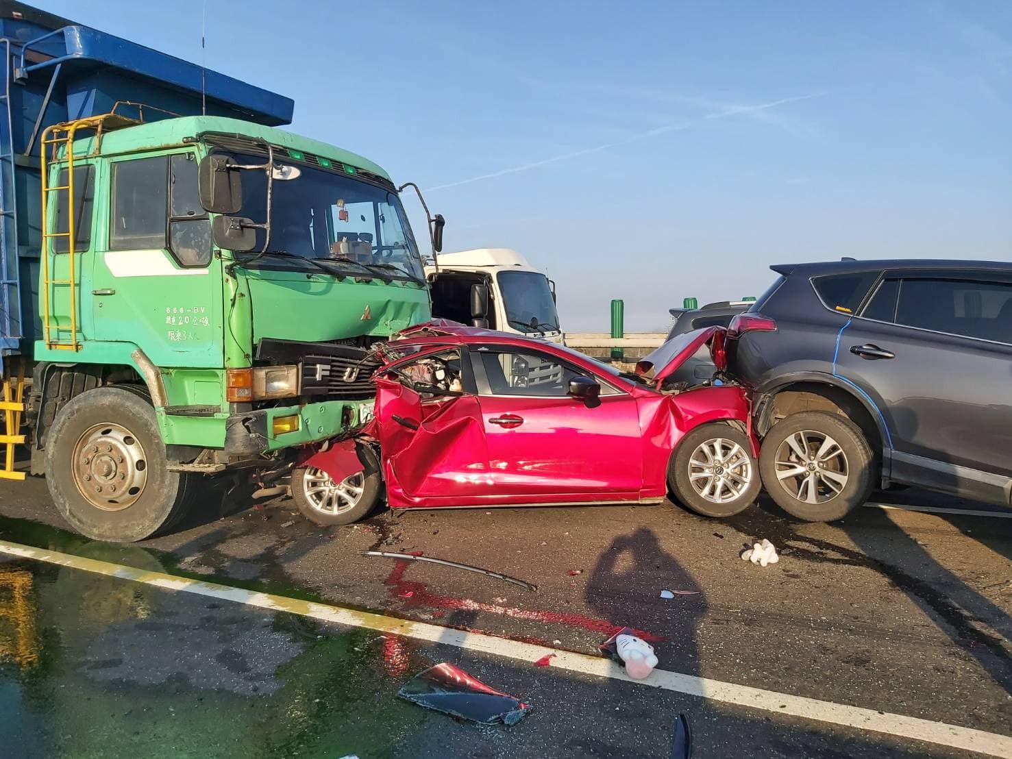 台61線西部濱海快速公路昨日因濃霧導致連環車禍,公路總局表示,將增設濃霧偵測器。 圖:翻攝「西濱公路(西濱快速道路) 路況回報.追焦團.攝影作品.秘境分享」臉書社團 台61線西部濱海快速公路昨日因濃霧導致連環車禍,公路總局表示,將增設濃霧偵測器。 圖:翻攝「西濱公路(西濱快速道路) 路況回報.追焦團.攝影作品.秘境分享」臉書社團