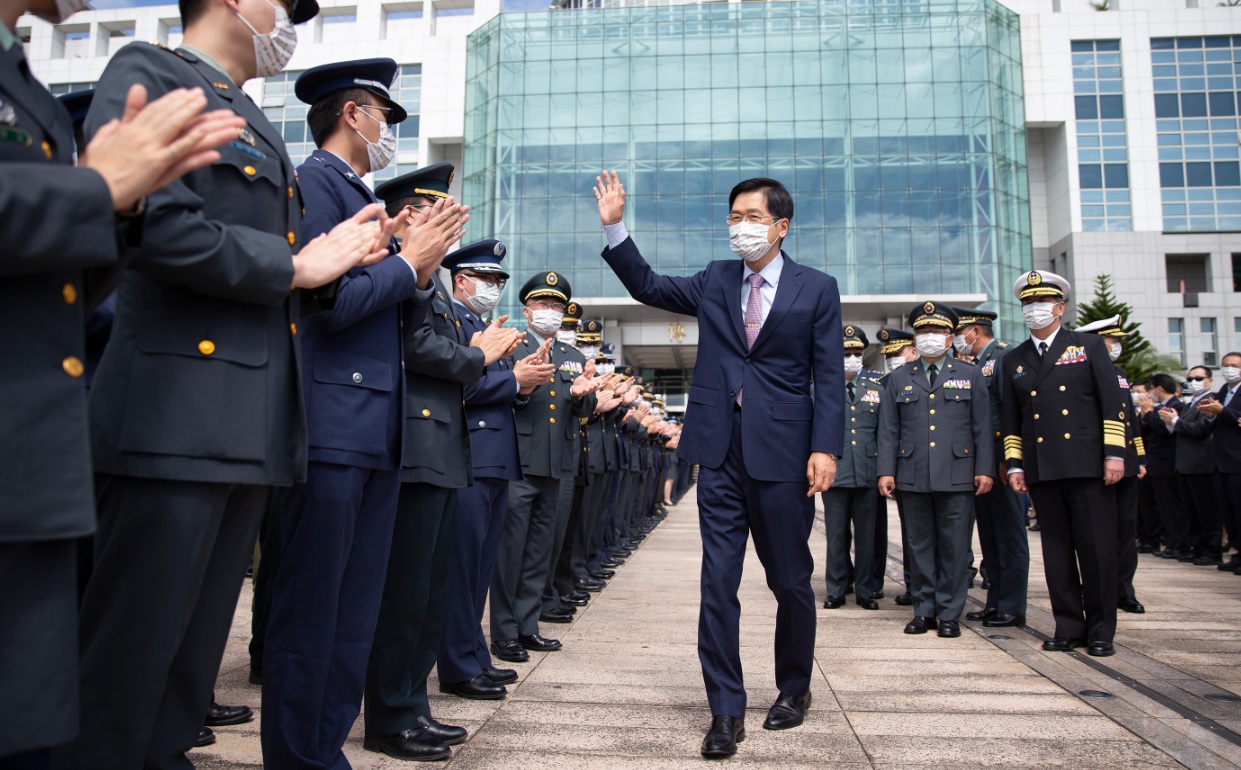 嚴前部長接受官兵列隊致敬。 圖:軍聞社提供 嚴前部長接受官兵列隊致敬。 圖:軍聞社提供